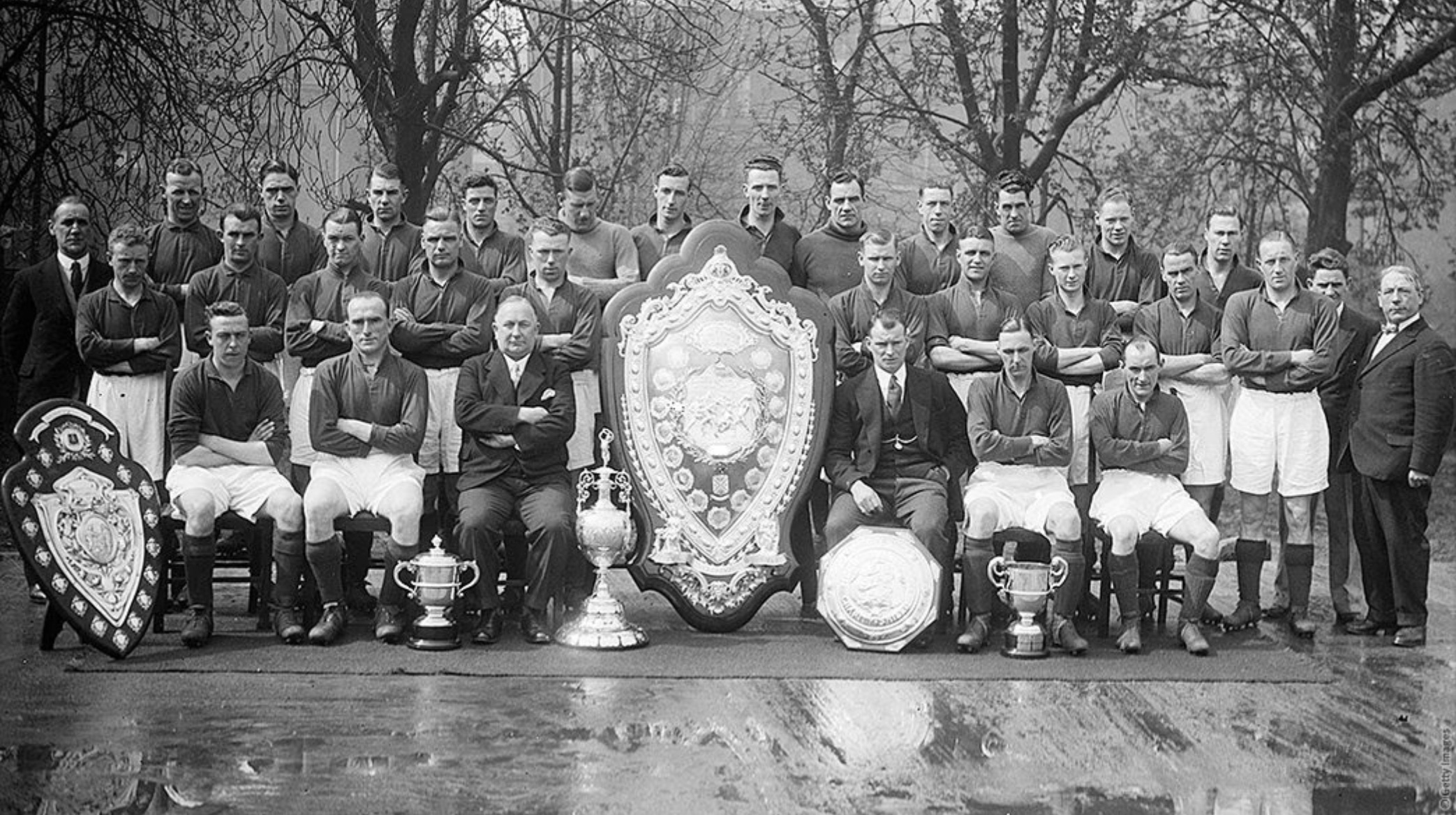 Chapman cùng Arsenal giành danh hiệu quốc nội đầu tiên trong lịch sử đội bóng