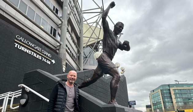 Shearer bên ngoài St James' Park