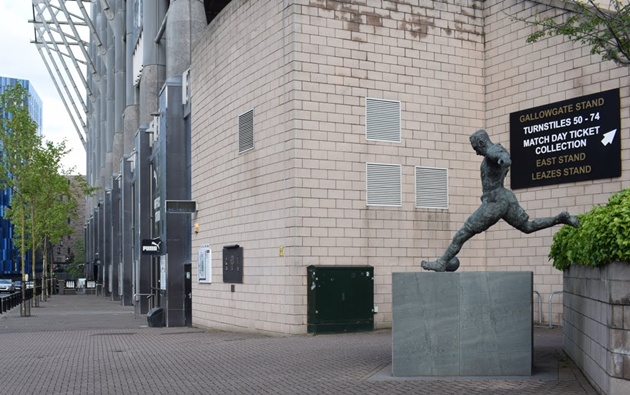 Bức tượng tưởng niệm huyền thoại Jackie Milburn