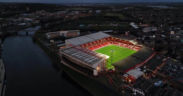 City Ground nằm bên bờ sống Trent.
