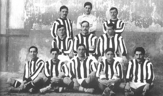 Đội hình Athletic Madrid năm 1910 trong màu áo đỏ trắng mới.