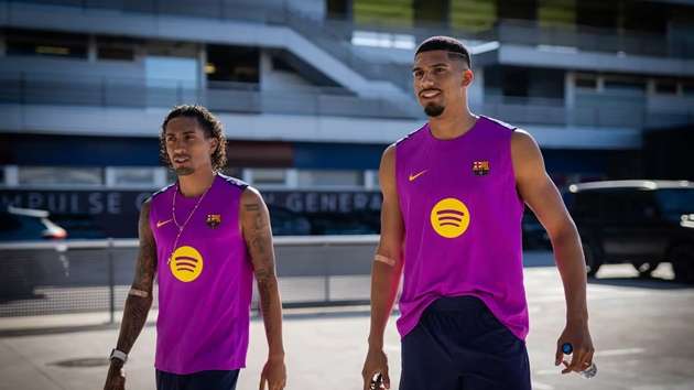 Ronald Araujo ở lại Barcelona, tuyên bố sẵn sàng cống hiến cho Hansi Flick