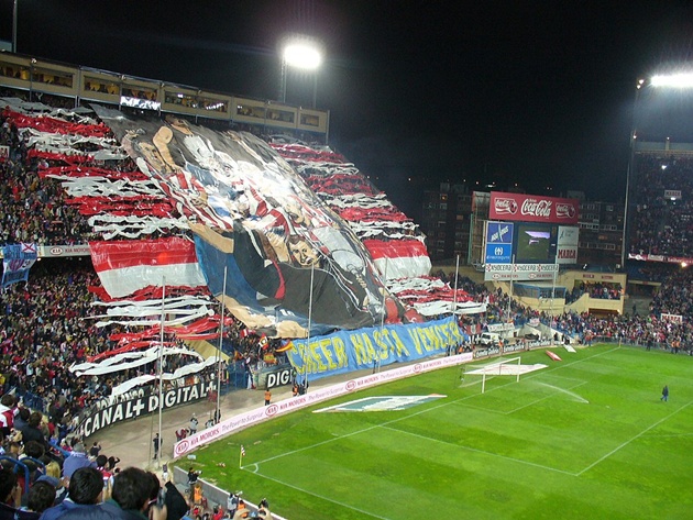 Cổ động viên Atletico trong một trận derby Madrid vào tháng 2 năm 2007 tại Sân vận động Vicente Calderón.