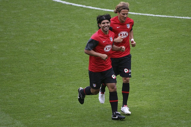 Cặp tiền đạo của Atlético trong thời kỳ này: Sergio Agüero (trái) và Diego Forlan (phải). Forlan đã giành Chiếc giày vàng châu Âu năm 2009.