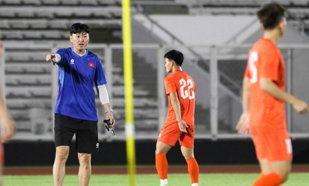Trợ lý Lee Jung Soo và các học trò.
