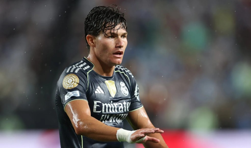 Lộ diện "nạn nhân" của Alvaro Carreras tại Real Madrid