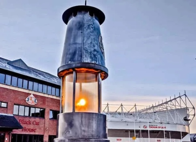 Ngọn đèn Davy biểu tượng bên ngoài sân Stadium of Light.