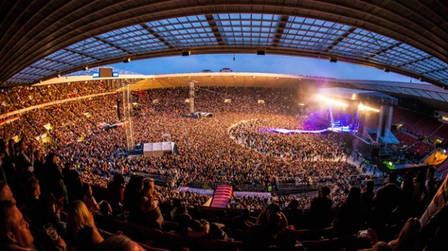 bức ảnh về một buổi hòa nhạc (concert) lớn đã diễn ra tại đây, cho thấy vai trò của sân như một địa điểm giải trí hàng đầu.