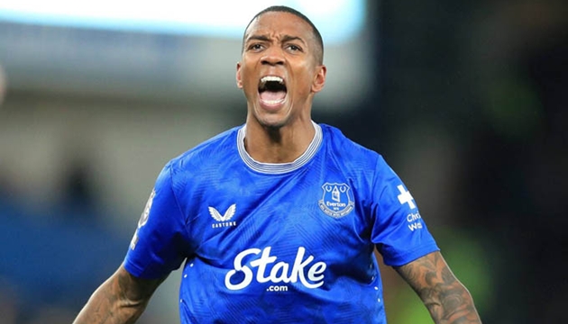 Ở tuổi 40, Ashley Young vẫn 'đắt hàng'
