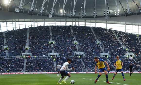 Trận đấu khai sân Tottenham.
