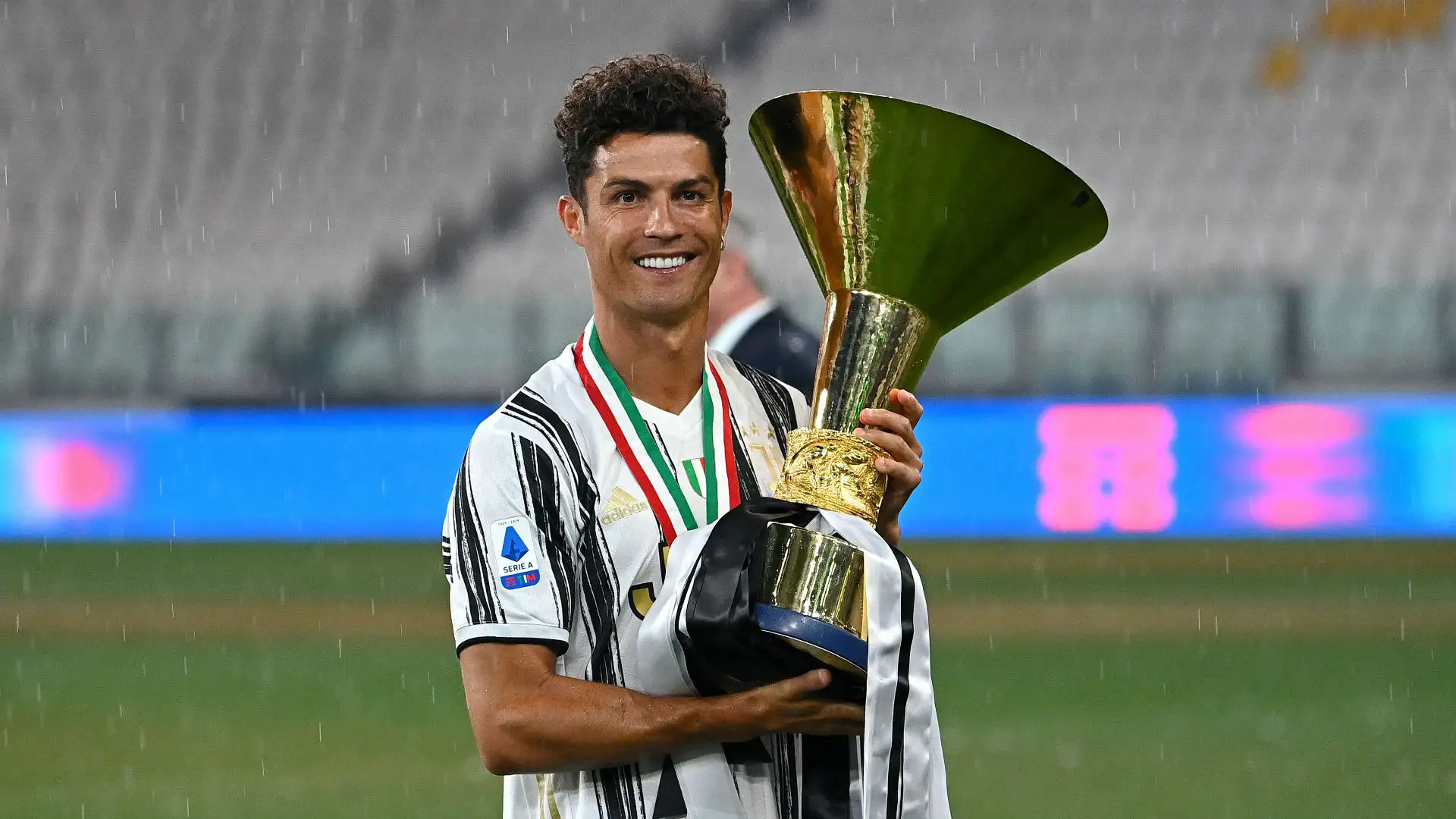 Ronaldo nâng cao chiếc cup Scudetto trong màu áo Juve