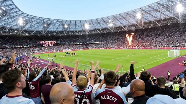 West Ham thuê sân