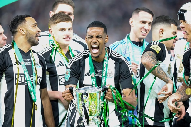Phá vỡ kỷ lục chuyển nhượng với Liverpool hay vượt qua Shearer tại Newcastle: Isak nên ở lại hay ra đi?