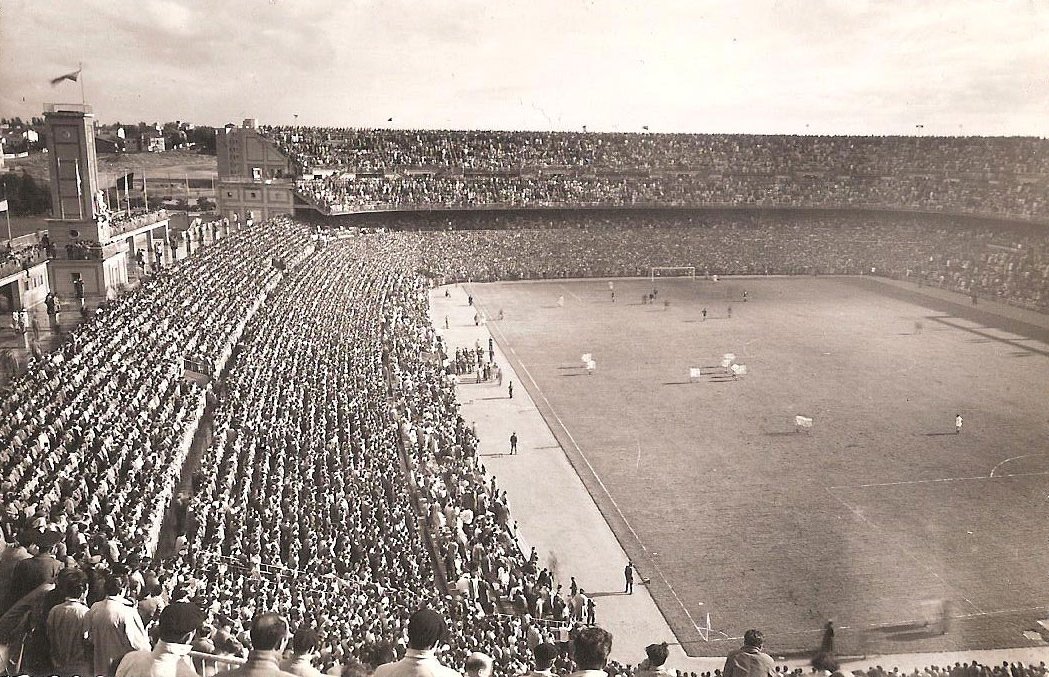 Bernabeu của quá khứ với các khán đài đứng, sức chứa lên tới 125.000 người.