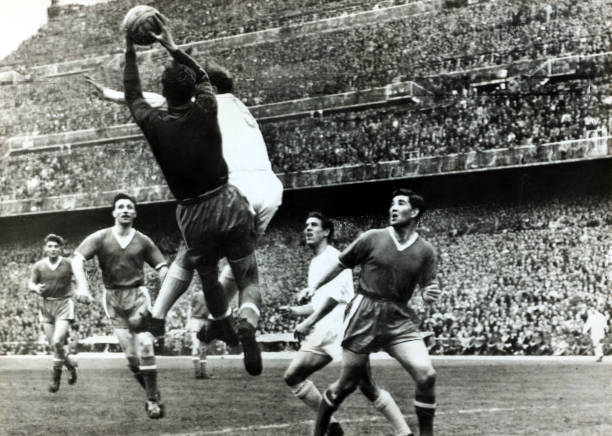 Trận bán kết cúp C1 năm 1957 giữa Real và Manchester United, được tổ chức tại Bernabeu.