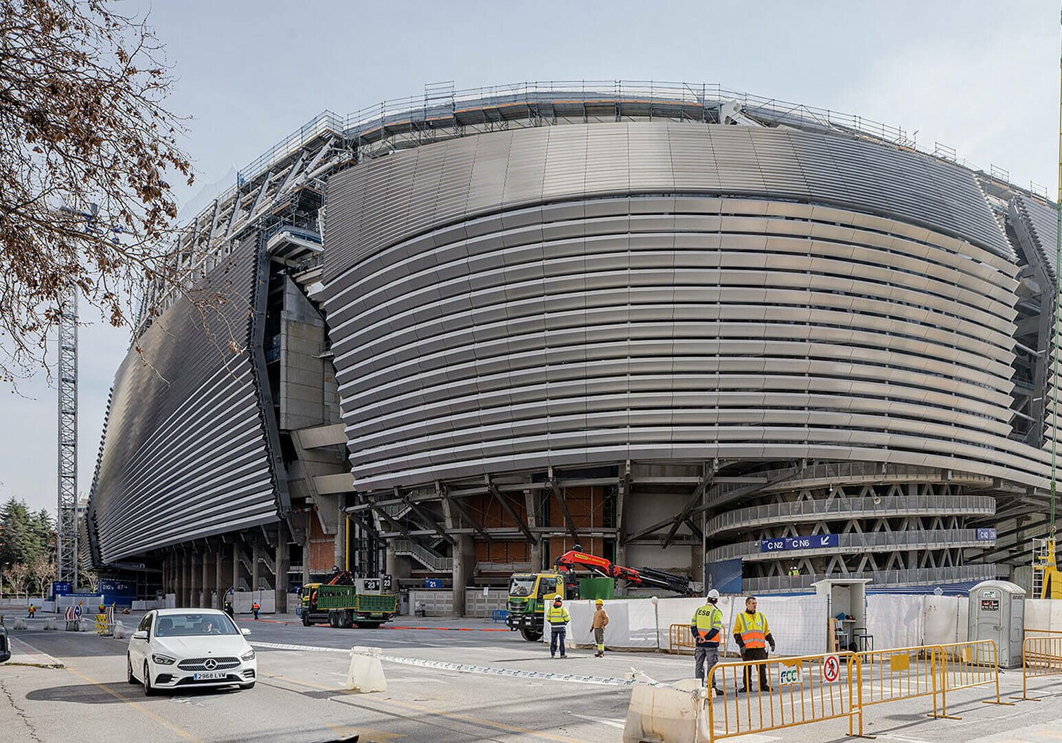 Cận cảnh mặt tiền bằng thép của Bernabeu.