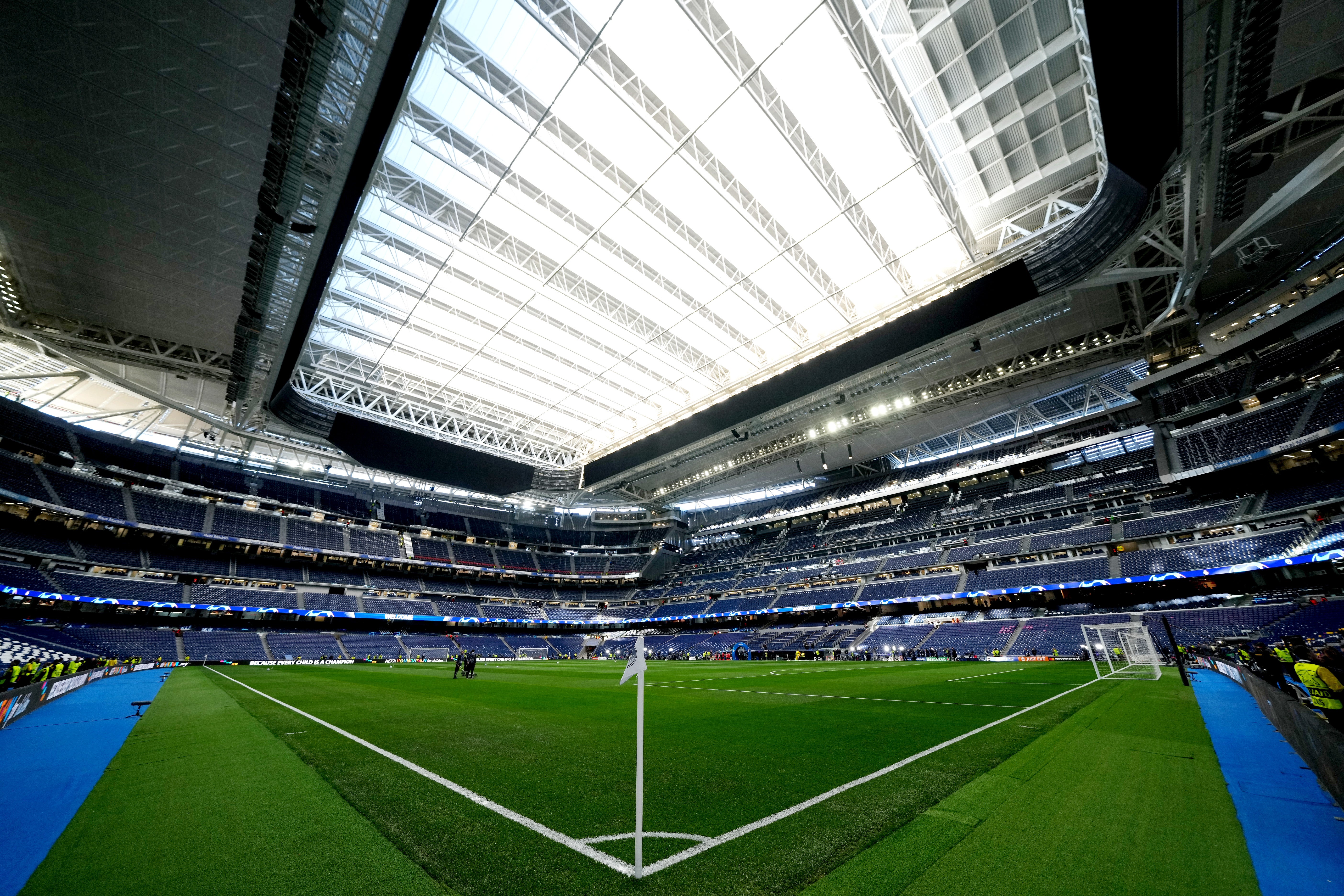 Mái che bên trong Bernabeu có thể được đóng lại hoàn toàn.