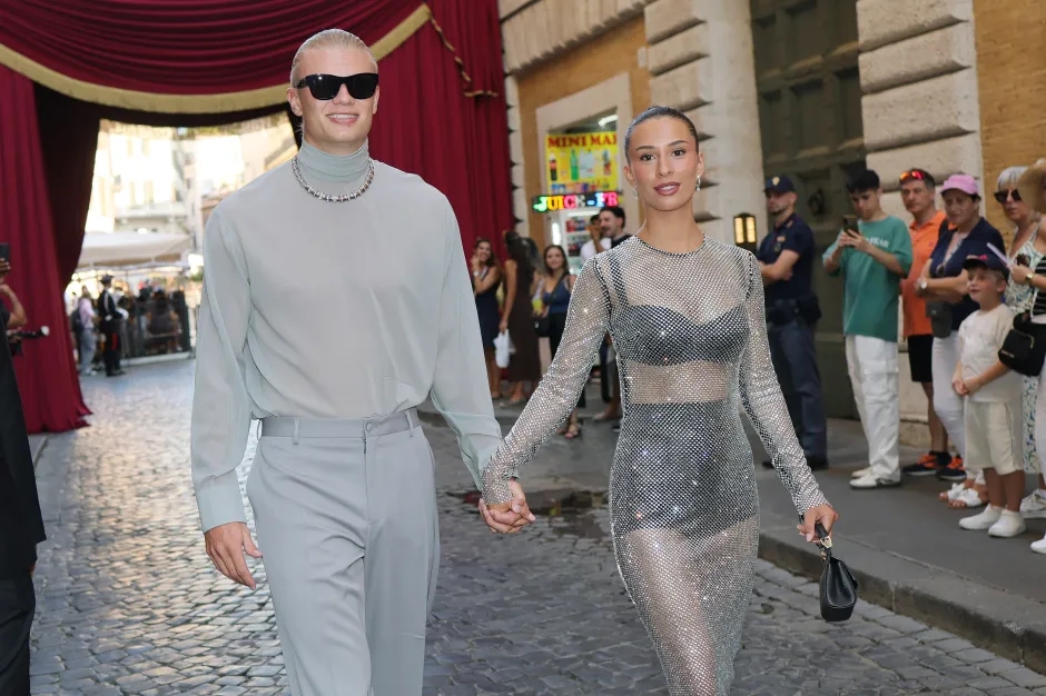 Erling Haaland và Isabel Johansen tại show diễn thời trang ở Rome.