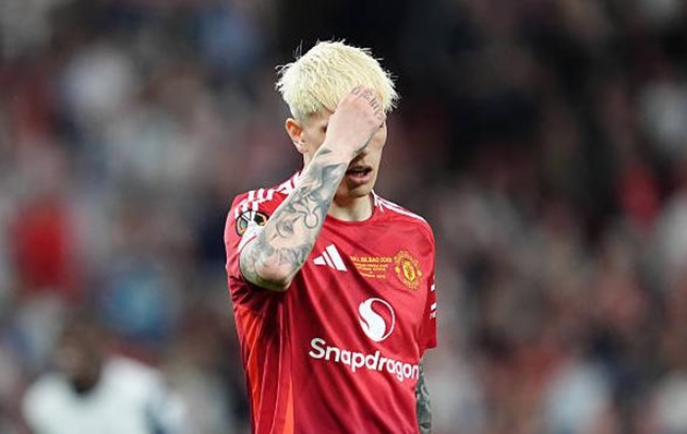 Việc giữ lại Alejandro Garnacho khiến Manchester United gặp khó.