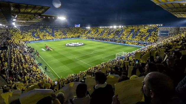 Sân nhà Villarreal nhuộm vàng tổ chức trận đấu Champions League