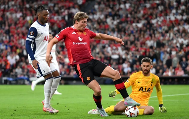 AC Milan hỏi mượn Rasmus Hojlund