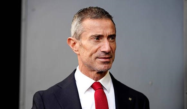 Andrea Berta vẫn tỏ ra bình tĩnh trên bàn đàm phán.