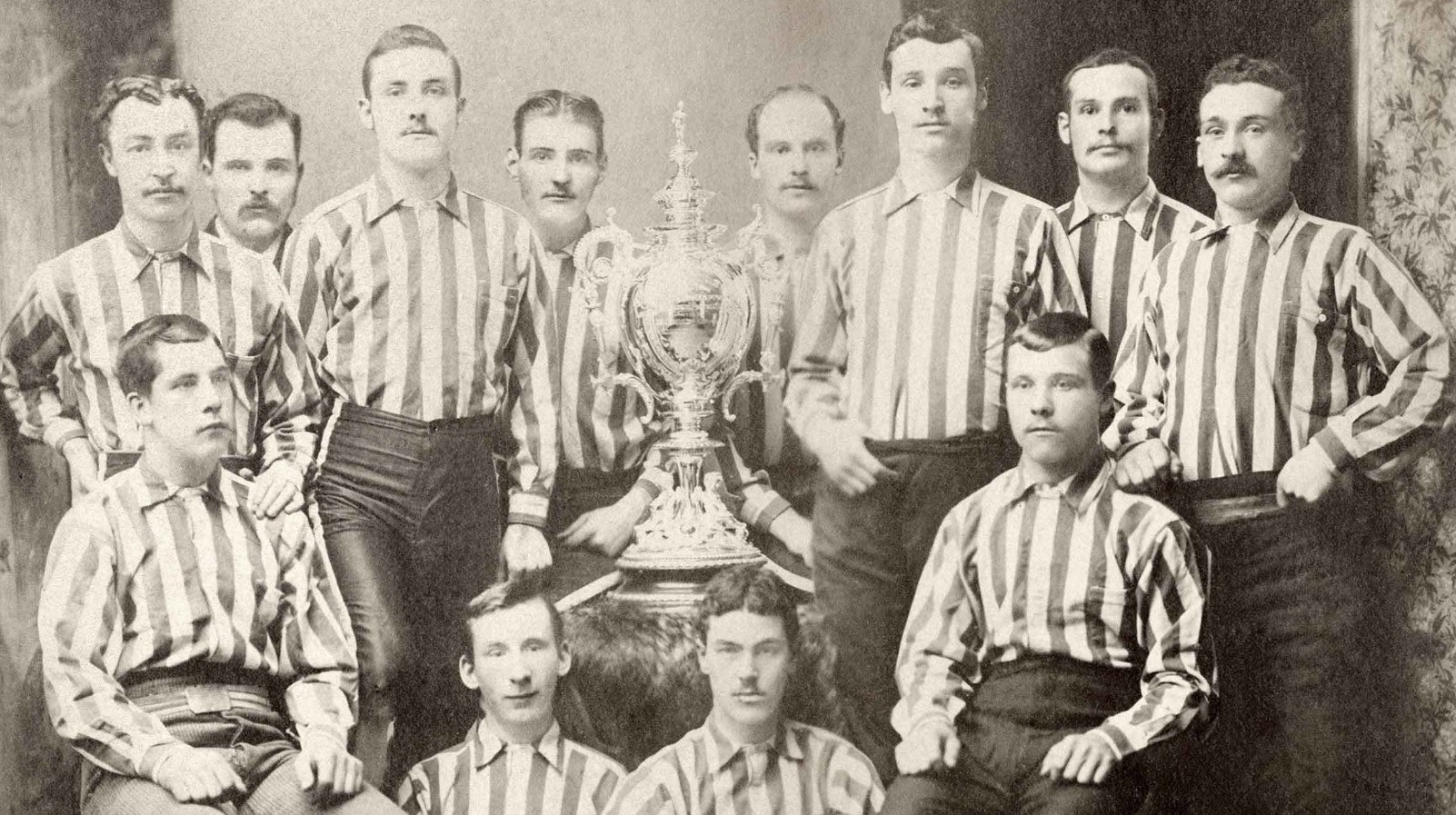 Wolverhampton Wanderers được thành lập vào năm 1877.