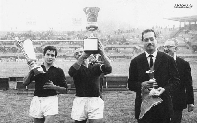 Chiếc cúp Coppa Italia đầu tiên của Roma vào năm 1964.