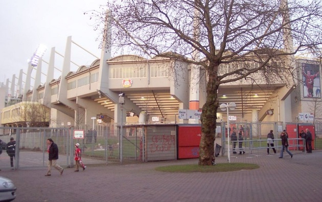 Sân BayArena vào năm 2005, thời điểm trước khi tăng sức chứa.