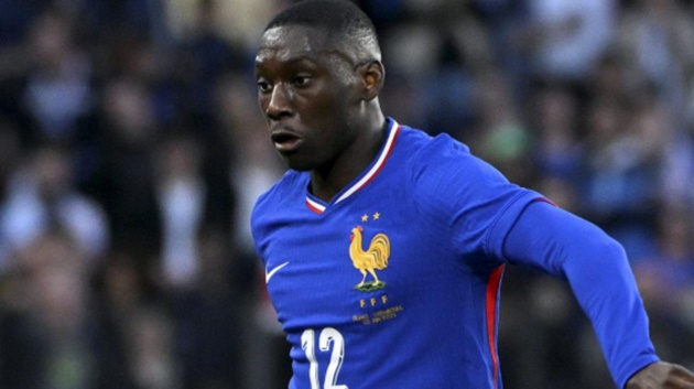 MU cạnh tranh Kolo Muani với Newcastle