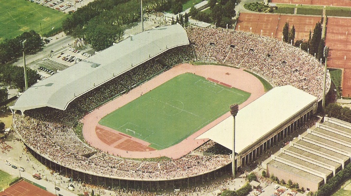 Neckarstadion với làn chạy điền kinh rõ ràng.