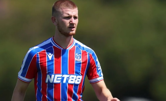 Adam Wharton hoãn gia nhập Liverpool, tiếp tục ở lại Palace