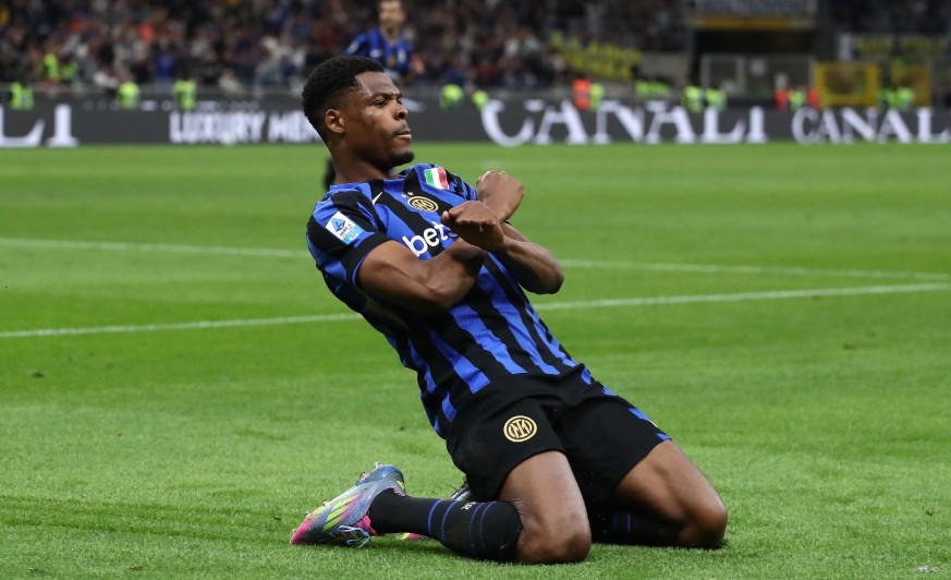 Barcelona quan tâm đến Denzel Dumfries.