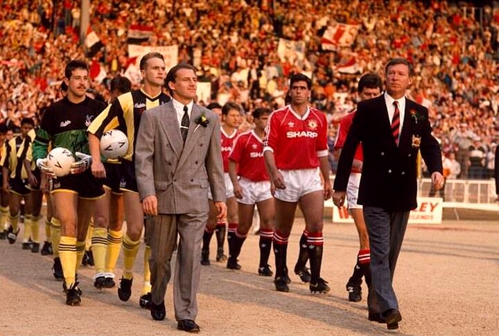 Crystal Palace cùng Manchester United bước ra sân trong trận chung kết FA Cup 1990.