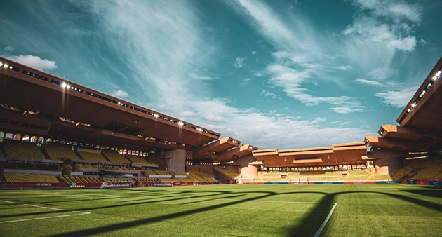 Stade Louis II nổi bật với cấu trúc 9 mái vòm.
