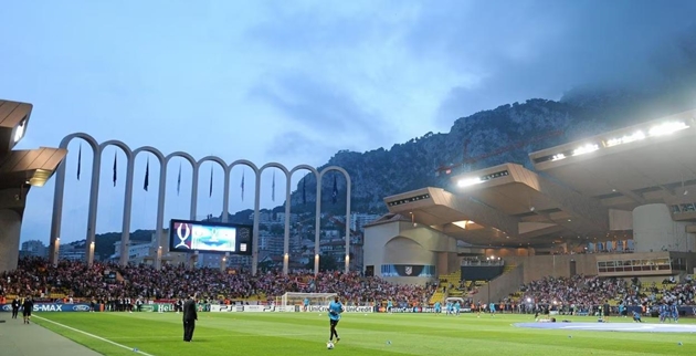 Stade Louis II từng tổ chức nhiều trận chung kết Siêu cúp châu Âu.