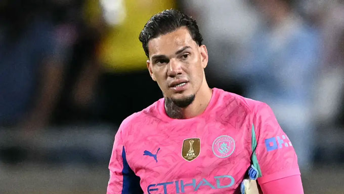 Ederson đã lớn tuổi và được liên kết với nhiều tin đồn có thể chia tay Manchester City.