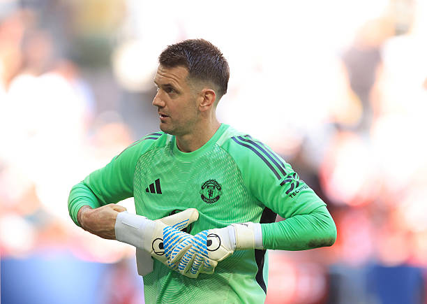Heaton vẫn được Man Utd giữ lại.