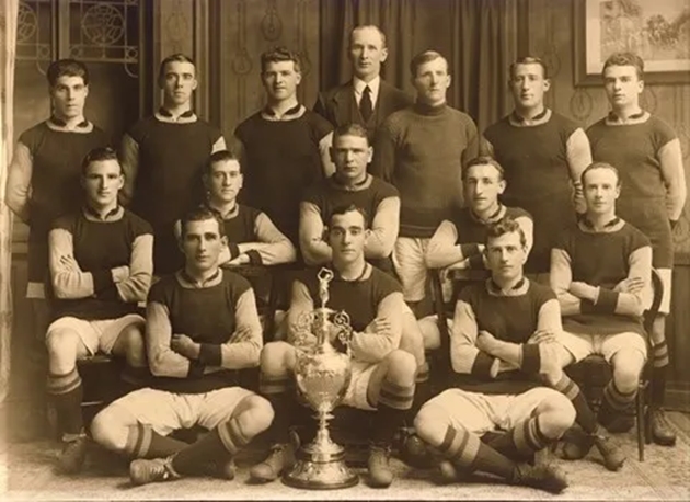 Burnley vô địch mùa 1920-1921 với kỷ lục 30 trận liên tiếp bất bại.