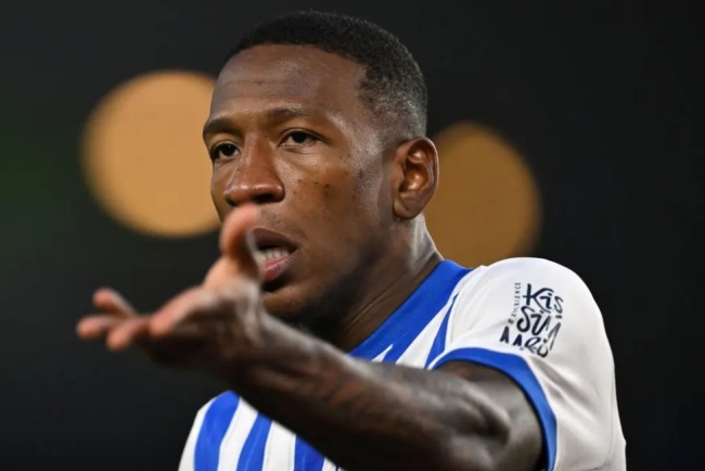 Pervis Estupinan gia nhập Milan.