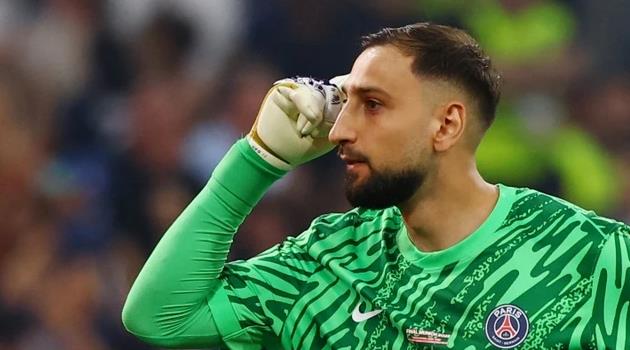 PSG tìm cách trói chân Donnarumma.