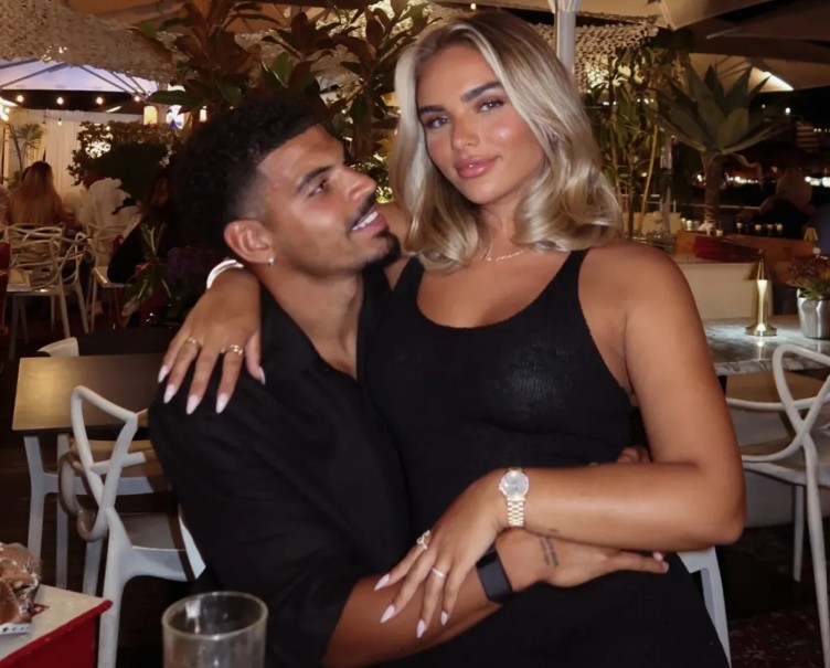 Morgan Gibbs-White đang dành thời gian bên vị hôn thê Britney De Villiers khi cô chuẩn bị "vượt cạn".
