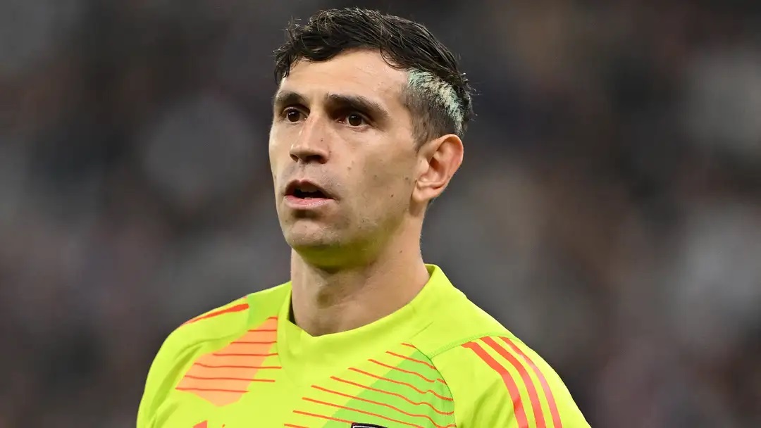 Aston Villa khó hiểu khi MU "dám" hỏi mượn Martinez