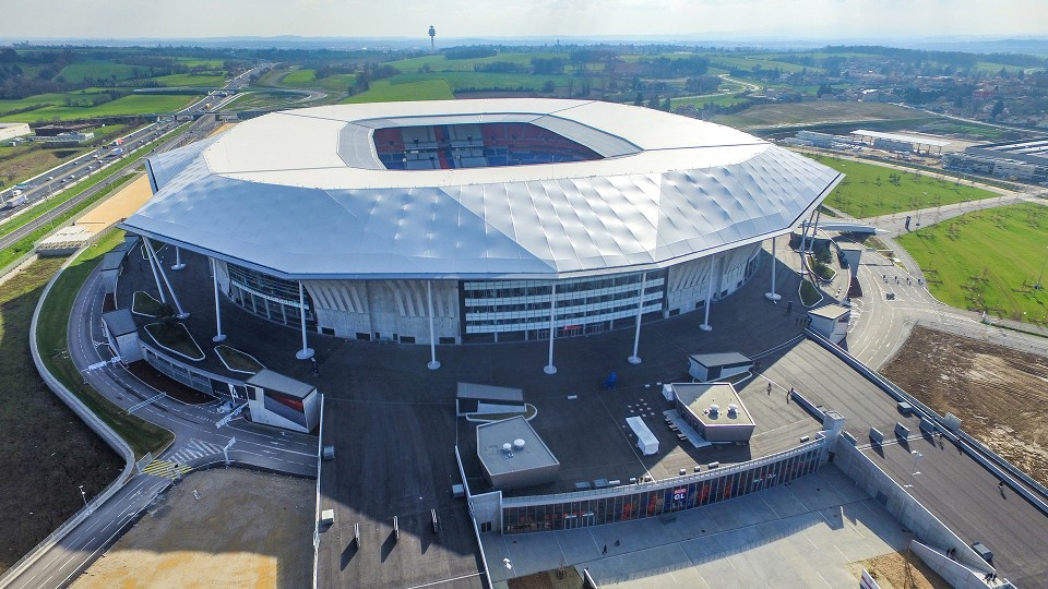 Groupama Stadium từng đối diện nhiều sự nghi ngờ về khả năng kết nối các tuyến giao thông để tối ưu hóa thời gian di chuyển đến sân vận động.