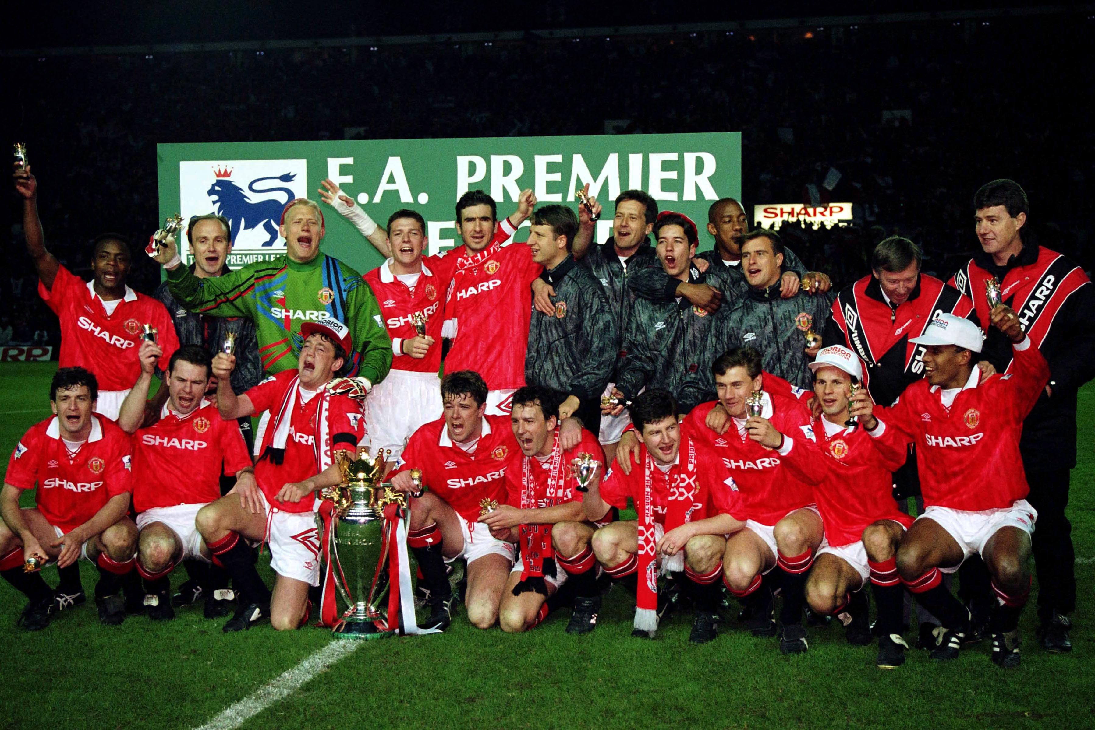 Sir Alex giúp Man Utd giành danh hiệu Ngoại Hạng Anh đầu tiên.
