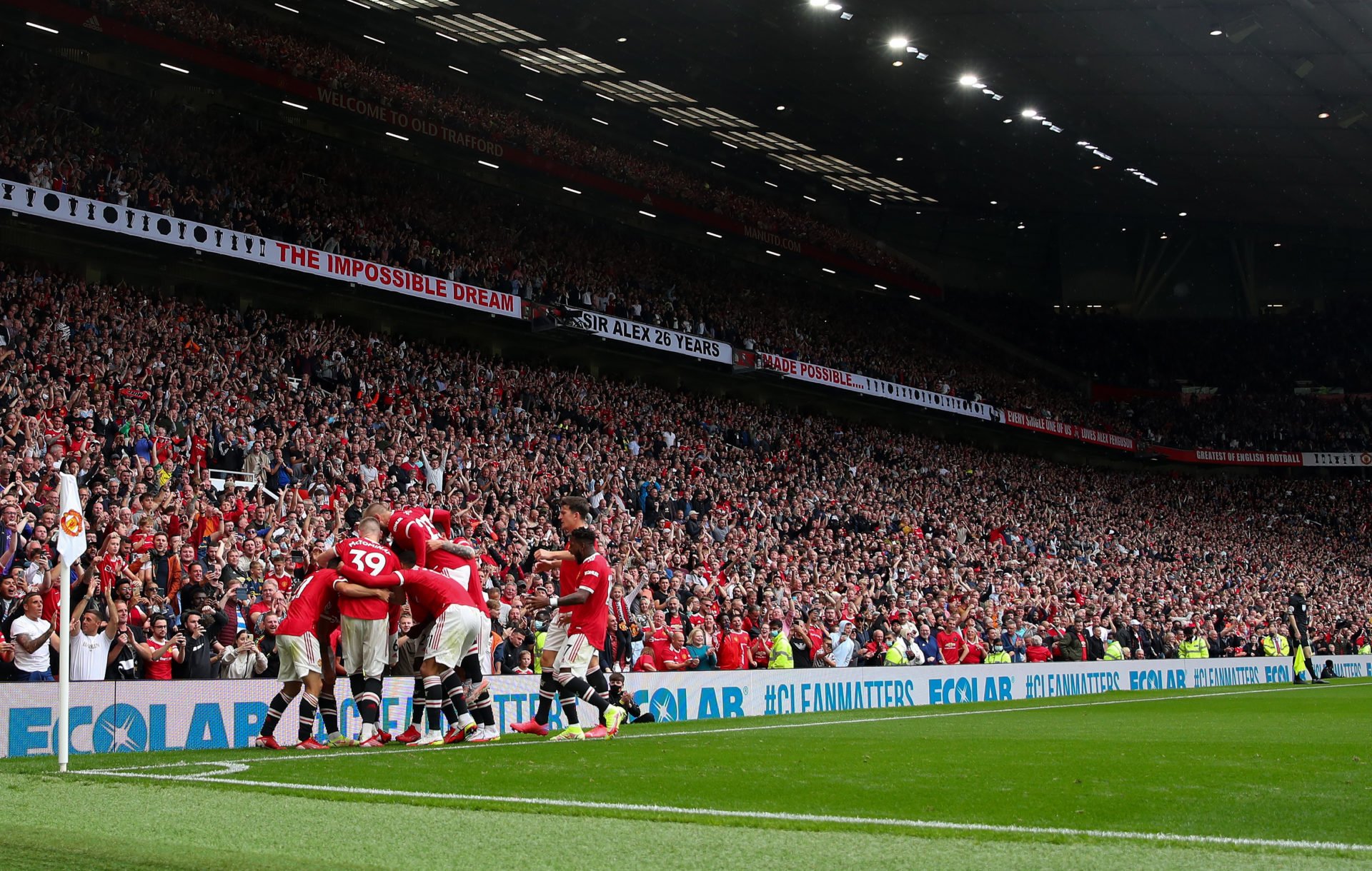 Old Trafford là mái nhà của Quỷ Đỏ thành Manchester.