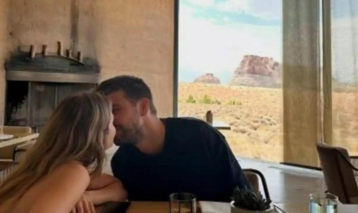 Gerard Pique đăng ảnh với "tiểu tam", dập tắt tin đồn chia tay