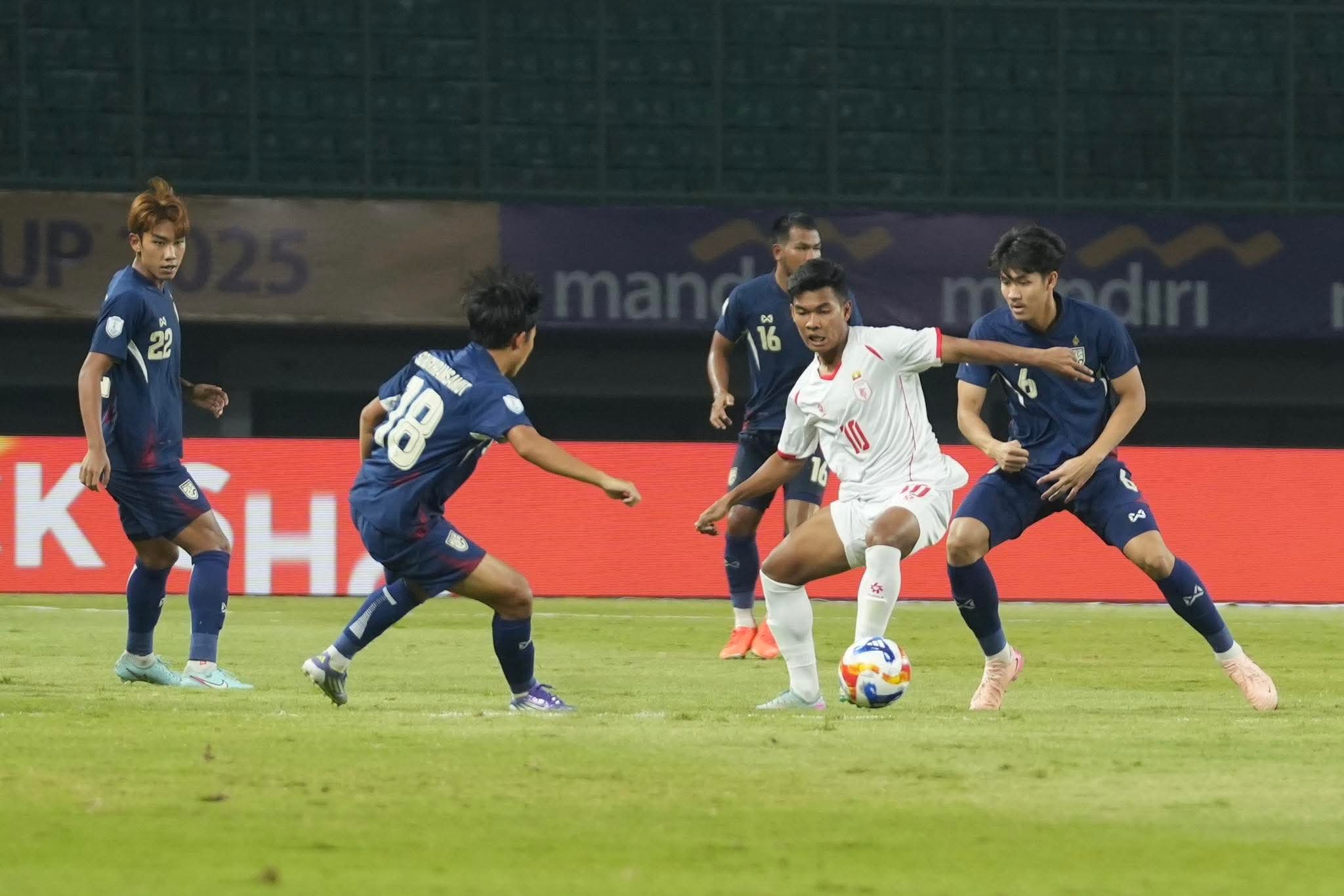 Hòa nghẹt thở Myanmar, U23 Thái Lan hú vía giành vé vào bán kết