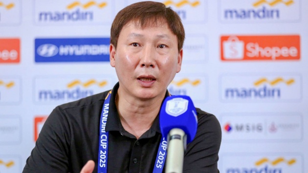HLV Kim Sang-sik hài lòng với chiến thắng, chia sẻ về sự kiện đau lòng ở Việt Nam