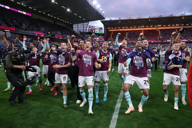 Niềm vui của các cầu thủ Burnley sau khi giành vé thăng hạng mùa vừa qua.